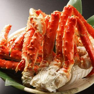 A must-see for crab lovers! Enjoy the taste of Hokkaido with the three major crabs! Great for entertaining guests as well.