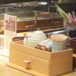 teppanryourisemmontenwabiyazammai - テーブルセット、黒七味などは原了郭製。