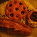 パナデリーヤティグレ - バターバケットハーフ、オリーブトマーテ、ドイツのフルーツが入ったパン
