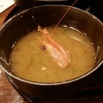 Hatazushi - エビの頭の殻が入って出汁の旨みが美味しい味噌汁
