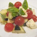 トラットリア ダ コヴィーノ - ばってん茄子と燻製モッツァレラのカプレーゼ　￥1300