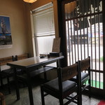 手打そばはぐい - 入口のテーブル（2016年4月）