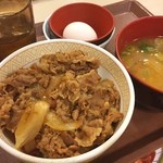 すき家 - 牛丼豚汁玉子セット(490円)