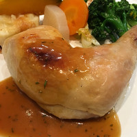 ビフトロ バイ ラ コクシネル - 鶏もも肉のコンフィ。
