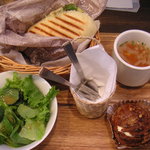 カフェ・ド・アメリ - ランチセット（ﾊｰﾌﾞﾛｰｽﾄﾁｷﾝとｺﾞｰﾀﾞﾁｰｽﾞのﾊﾟﾆｰﾆ）＠850