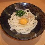 宗 - 釜から茹でたての麺を、玉子とダシ醤油でどうぞ。小麦のやさしい風味と麺の滑らかさが味わえます。