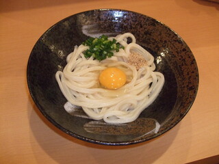 Mune - 釜から茹でたての麺を、玉子とダシ醤油でどうぞ。小麦のやさしい風味と麺の滑らかさが味わえます。