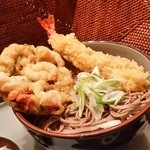 皆来軒製麺所 - 家で頂いたお蕎麦には天ぷらをトッピング（蕎麦以外は他のお店で買ったものです）