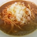 煮干乱舞 - 中華そばver.3.4(拳骨・背ガラ・丸鶏・もみじ・千葉県産背黒・伊吹白口・昆布・鯖節・宗田鰹節)　煮干が乱舞しているスープは動物系も濃く分厚くまろやか。モミジによるとろみがついてます。激ウマ！