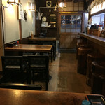 かしわや - 店内。渋い雰囲気です。