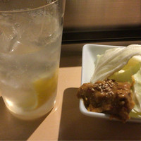 赤身焼肉 かるびあーの 新橋店 - ハイボールとお通しキャベツ