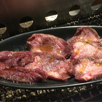 赤身焼肉 かるびあーの 新橋店 - 一本スライスのタン。タンでも部位があるらしい