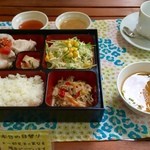 Kissakeishoku Mirai - 入口のサンプル
                      日替わり定食600円(冷しゃぶ水曜日)