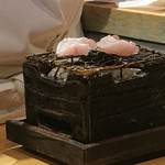 鮓 村瀬 - 次の魚は、炙って供されます