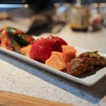 生ホルモン処 おさむちゃん。 - アボガドと苺が変わり種のキムチ☆