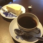 Kafe Ando Ba Makisu To Bu - ブレンド珈琲
                      自家製チーズケーキ
