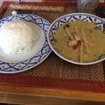 サワディー - グリーンカレー。
            サラダ、スープ、ドリンクがついて税込850円。
            美味し。