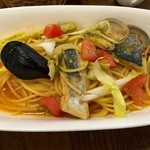 アフタヌーンティー・ティールーム  - 紅いアクアパッツァ
            トマトベースのスープパスタ。鰆、ムール貝、浅利など・・・
            辛さ、酸味がGoodです。
