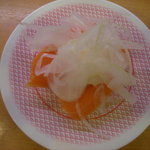 かっぱ寿司 - サーモン。マヨネーズの上にオニオンスライスがのってるバージョン。