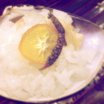 草喰 なかひがし - 蛤の中には、蛤ご飯に生のつくし、乾燥したキンカンを添えたもの