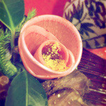 草喰 なかひがし - 椿に見立てたのは赤蕪の酢漬け、中には干し柿と柚子の皮を混ぜ炒り卵を散らしりゅうひ昆布で巻いてあります