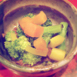 草喰 なかひがし - ブロッコリーと人参、下には鹿肉、赤味噌と赤ワイン、野菜の出汁をとって鹿シチューに