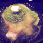 御料理 樋渡 - 大分の車海老にこごみやタラの芽、間に梅肉や大根おろし等を挟み土佐酢の煮凝りをかけたもの