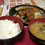上尾飯店 - 酢豚定食　ここは、御飯と味噌汁が美味かったです。基本が大事ですね（＾ｑ＾）