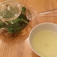 HIGASHIYA GINZA - 季節のお勧め？かごに季節のお勧めの果物や野菜を入れてきて、選んだのはわさび菜。複雑な…