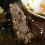 TEDOY'S DINER - ハンバーグの中は肉々しさと旨味を感じさせてくれます【料理】