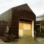 ハナノワcafe - お店の手前のガレージが目印。