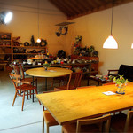 ハナノワcafe - 店内は天井が高く開放的。