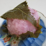 参松堂 - さくら餅１２０円。

このお店のさくら餅は道明寺粉を蒸して餅をつくってこし餡を詰めた美味しい京風の「道明寺型」のさくら餅です。
