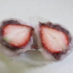 参松堂 - 旬の苺を小豆つぶ餡で包んでつくった餅菓子、餡子は控えめです。
