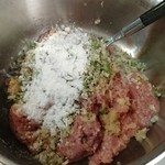 稲垣種鶏場 - ネギ・生姜・大蒜・岩塩・黒胡椒・片栗粉を入れ・・・