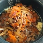 稲垣種鶏場 - 煮汁を入れてから分量通りの水を入れ、具材を投入し炊き上げる。