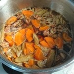 稲垣種鶏場 - 醤油・酒・砂糖で、せせり・ごぼう・人参を炊く。