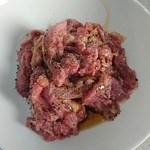 稲垣種鶏場 - あみ焼き用は適度な大きさに切り、岩塩・黒胡椒・胡麻油で味付けし、少し寝かせる。