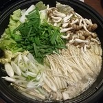 稲垣種鶏場 - 野菜やきのこ類を投入