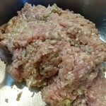 稲垣種鶏場 - 混ぜ合わせ、味がなじむまで少し寝かせる。