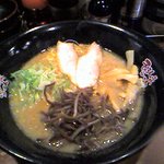 そのまんまラーメン - 豚骨醤油らーめん。背油浮いてます。