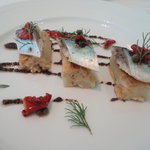 鰯のコンフィとじゃがいものタルト　タプナードソース 