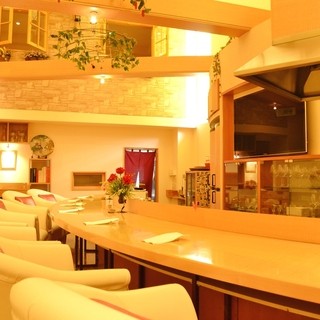 ◆落ち着いた時間－高い天井がゆとりの空間を演出。