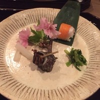 草門去来荘 東村山店 - 先　　　笹巻き鱒寿司、姫栄螺旨煮、独活（ウド）酢炊き、芹胡麻和え