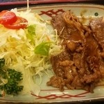 丸萬 - 焼肉とサラダ