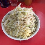 ラーメン二郎 - ラーメン700円麺半分野菜ニンニク