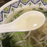 中国ラーメン揚州商人 - 揚州塩魚ラーメンのスープ