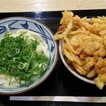 丸亀製麺 - 釜玉うどん + 天丼（天丼用ごはん + 野菜かき揚げ）