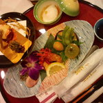 先附（月見見立て薩摩芋チーズ焼・温泉玉子）前菜（有頭海老レモン・蒸しホヤ・合鴨・鰆幽庵焼・枝豆・柿見立て・どんぐり見立て）