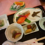 玄武風柳亭 - 朝食主菜（鮭・しし唐漬、黒豆納豆、煮物、漬物、白菜おひたし）
